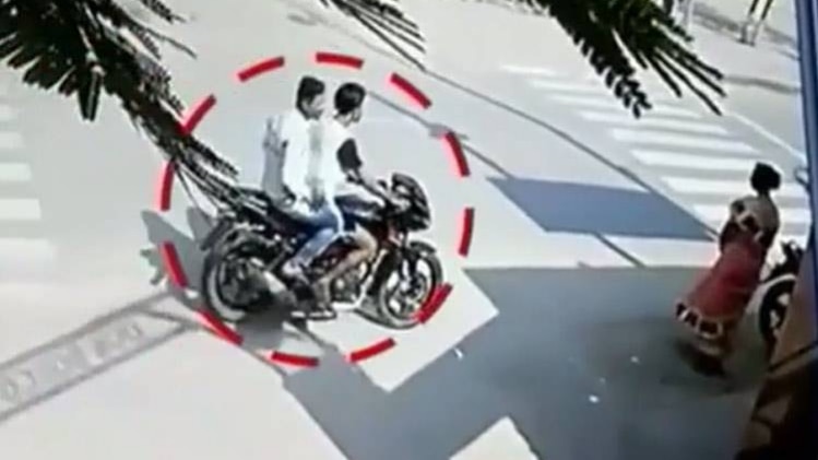 स्‍कूल के सामने टीचर बनी चेन स्‍नैचर्स का शिकार