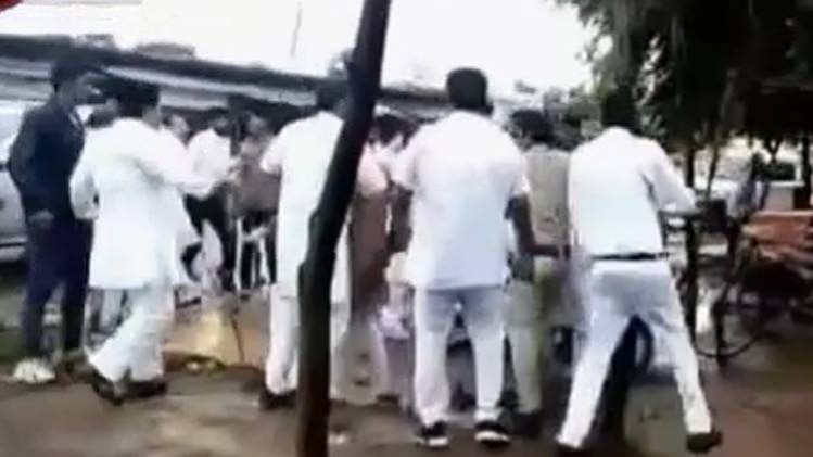 ज्योतिरादित्य सिंधिया को काले झंडे दिखाने पर बवाल