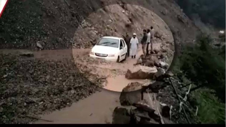 भूस्खलन के दौरान जब पहाड़ से गिरते मलबे में फंसी कार