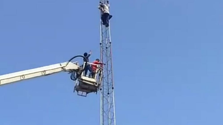 भोपाल में टॉवर पर चढ़ा शख्स