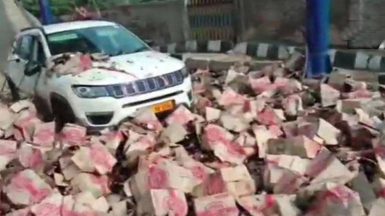 टोल प्लाजा से टकराया बीयर से भरा ट्रक