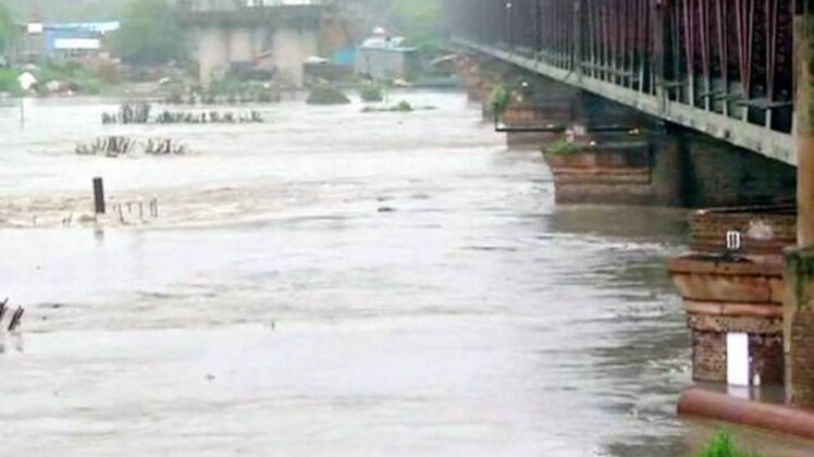 यमुना नदी खतरे के निशान से ऊपर