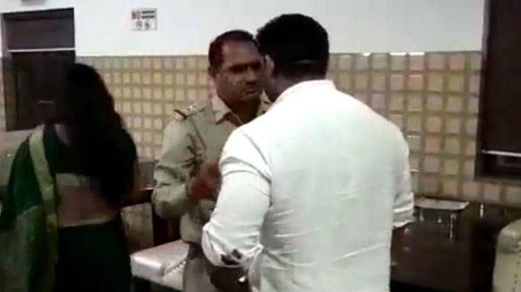 मेरठ में बीजेपी पार्षद ने दरोगा को पीटा
