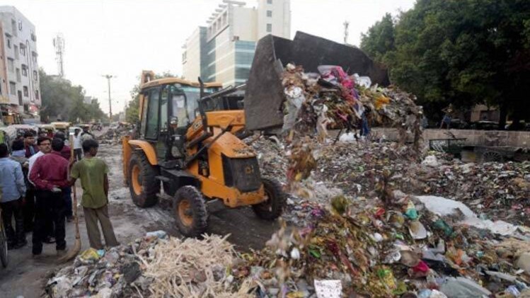 कूडा उठाती एमसीडी की गाड़ी (तस्वीर- PTI)