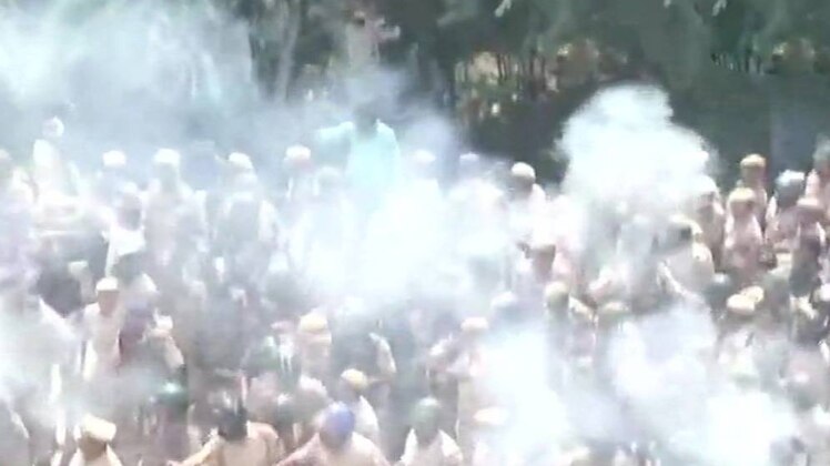 किसानों और पुलिस के बीच हिंसक झड़प