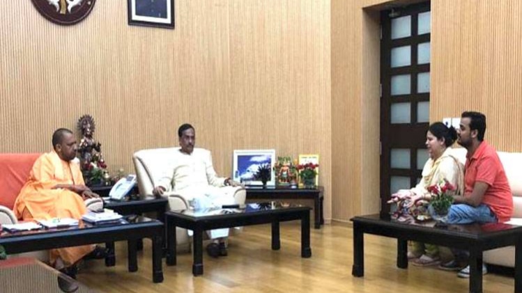 विवेक तिवारी की पत्नी से मिले CM योगी