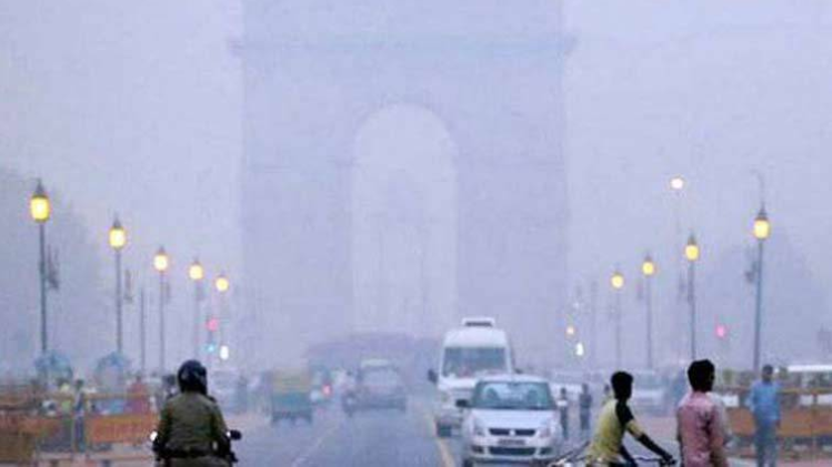 दिल्ली में लगातार खराब हो रही हवा (फाइल फोटो-PTI)