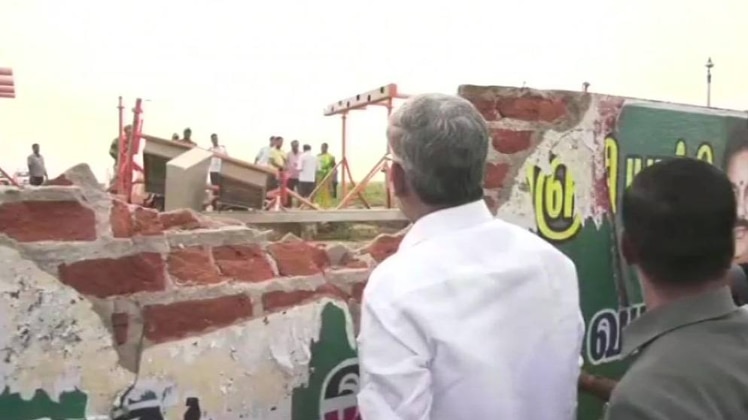 त्रिची में विमान की टक्कर से टूटी दीवार (फोटो- ANI)