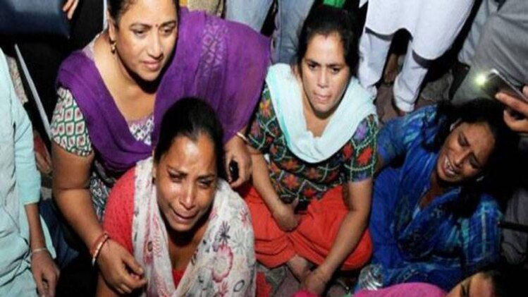 अमृतसर ट्रेन हादसे के बाद बिलखते मृतकों के परिजन