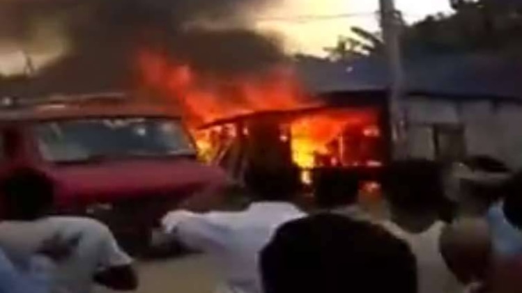 सुबह-सुबह- असम के बाजार में लगी आग (वीडियो ग्रैब)