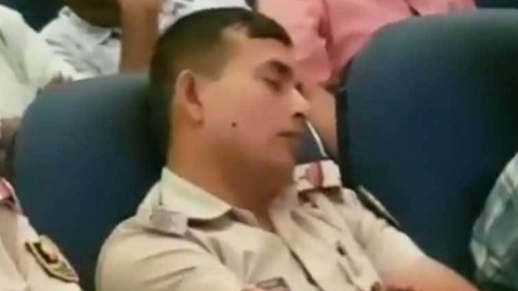पटना में एक अहम बैठक में सोते दिखे पुलिस अफसर