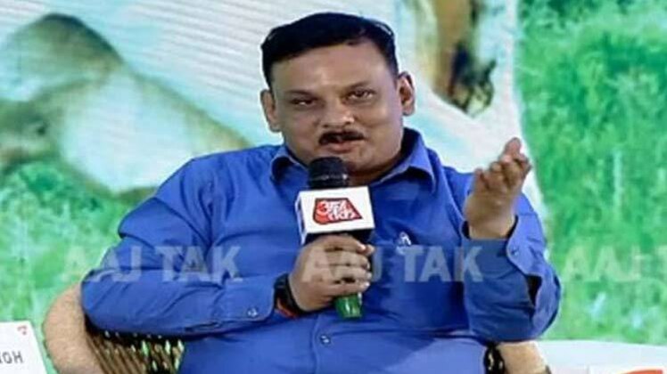 पशु खरीदने में निवेश कर रहे किसान