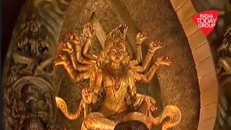 हजारा पार्क में गोल्‍डन रंग में रंगी मां दुर्गा की मूर्ति