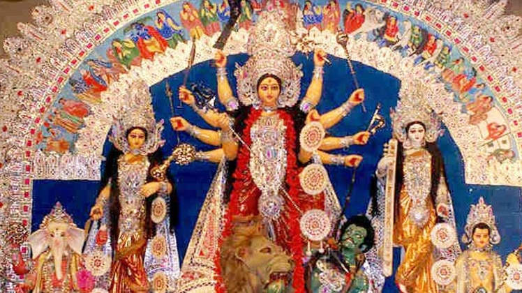 पश्चिम बंगाल में मां दुर्गा पूजा की धूम