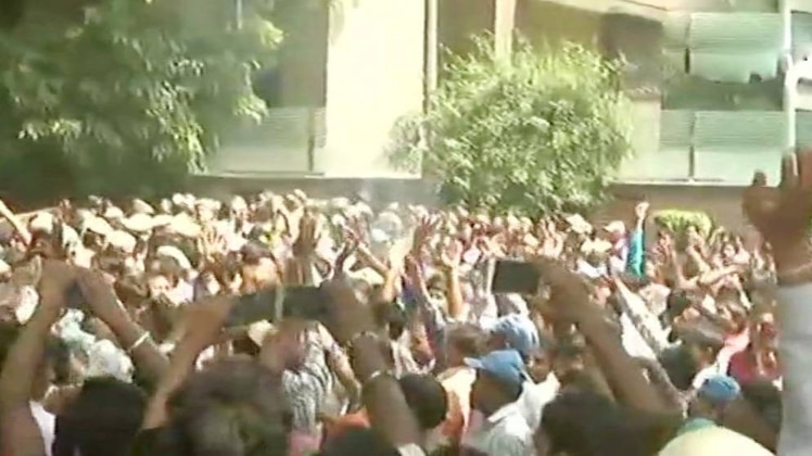 केजरीवाल के घर का घेराव