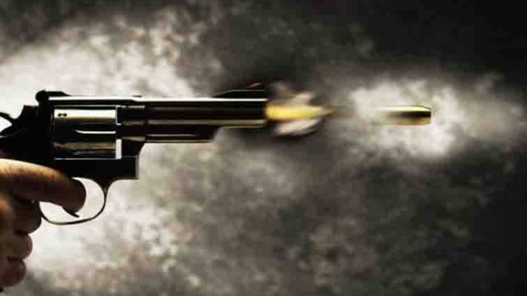 गनर ने गोली मारी