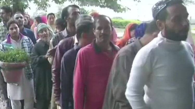 राजौरी में पोलिंग बूथ पर मतदाता (फोटो-ANI)