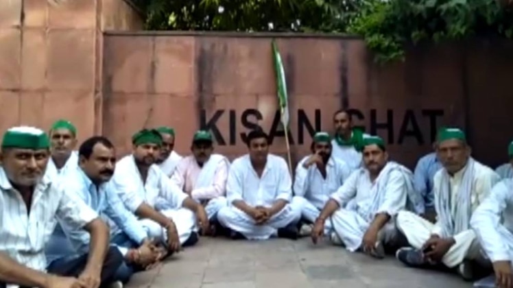 किसान घाट पर प्रदर्शन कर रहे हैं किसान