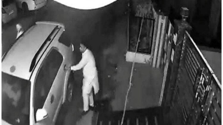 फरार होने की कोशिश करता रावण दहन कार्यक्रम का आयोजक