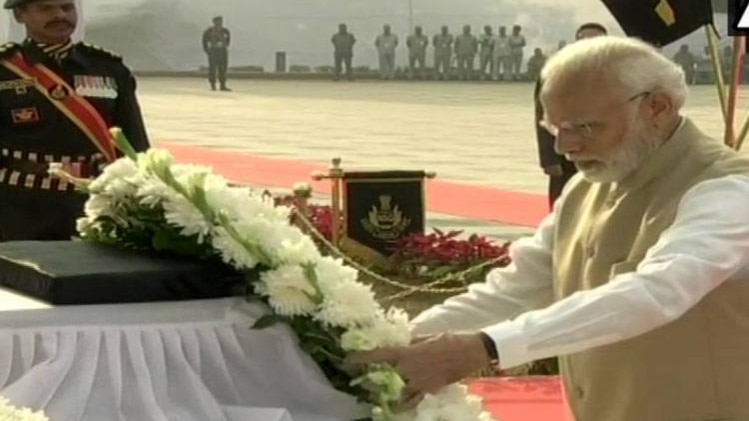 पुलिसवालों को PM मोदी की सलाम (तस्वीर: ANI)