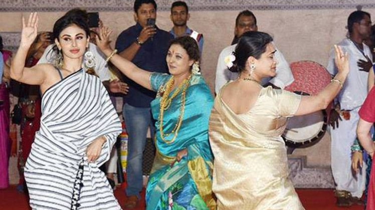 दुर्गा पूजा में पहुंचीं मौनी रॉय, यूं किया डांस