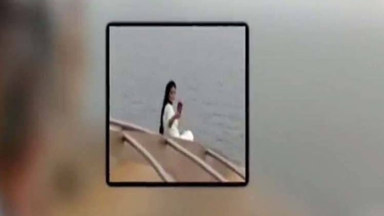 मुंबई मेट्रो: अमृता फडणवीस की सेल्फी का वीडियो वायरल