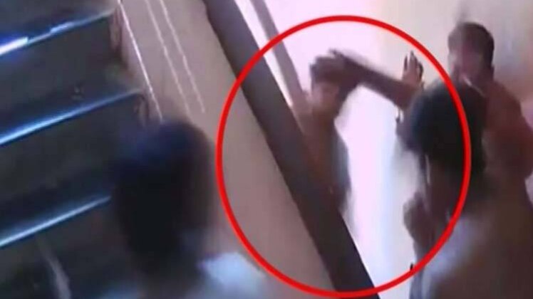 मुंबई में उत्तर भारतीय परिवार पर हमला, शिवसैनिकों ने पीटा