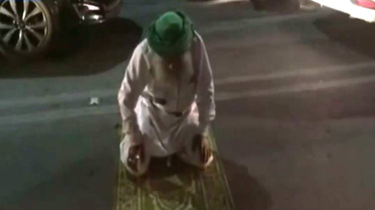 लखनऊ में 'मौलाना' का ड्रामा, सड़क पर पढ़ी नमाज़