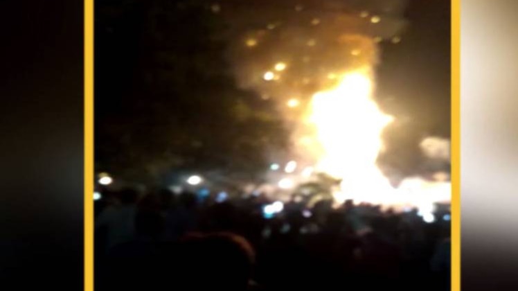 रावण दहन देख रहे लोगों पर चढ़ी ट्रेन, देखें VIDEO