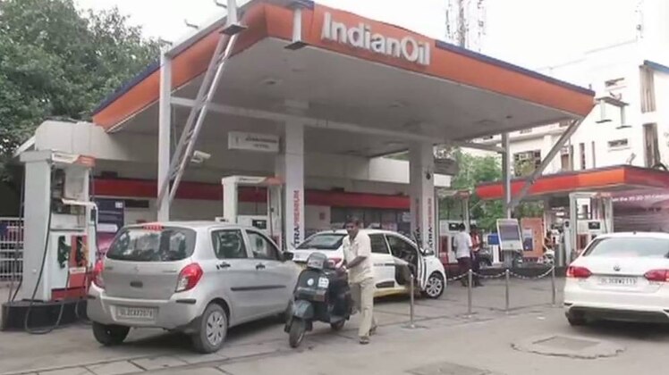 दिल्ली में पेट्रोल-डीजल पंप की स्ट्राइक