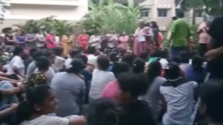 एसएनडीटी कॉलेज में लड़कियों की बगावत