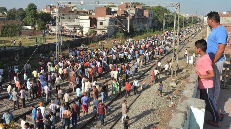 घटना के बाद मौके पर मौजूद लोग (तस्वीर- पीटीआई)