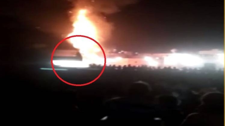 VIDEO: सेल्फी ले रहे थे लोग, चारे की तरह काटती हुई गुज़र गई ट्रेन