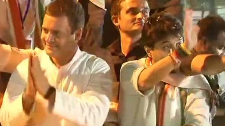 इंदौर में राहुल गांधी का रोड शो(फोटो साभार-ANI)