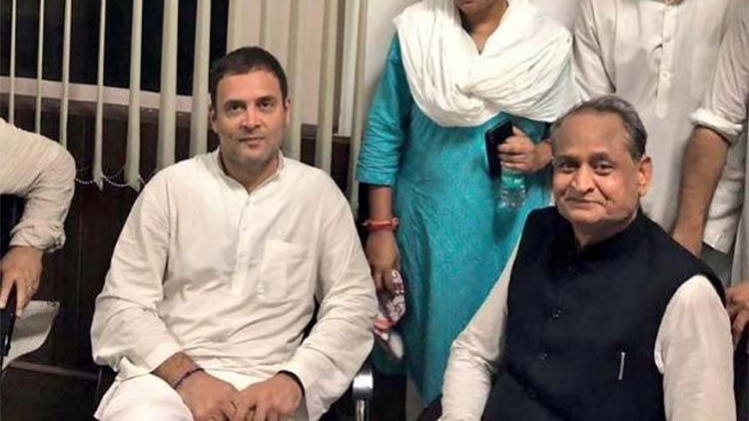 पुलिस स्टेशन में राहुल गांधी (Photo: Twitter/@Supriya23bh)