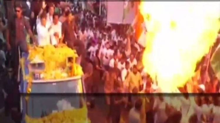 रोड शो के दौरान धमाका, राहुल गांधी की सुरक्षा में चूक!