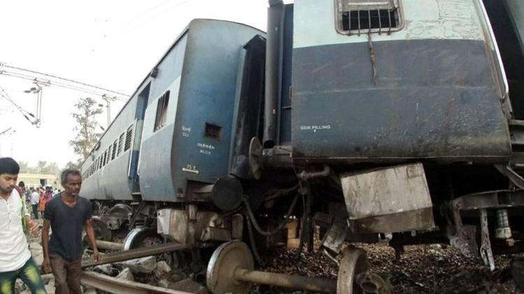 दुर्घटनाग्रस्त न्यू फरक्का एक्सप्रेस (फोटो-सुप्रिया भारद्वाज/कुबूल अहमद)