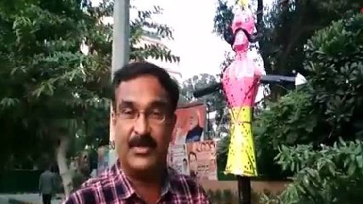 रायसीना रोड गोल चक्कर पर खड़ा रावण पुलिस के लिए बना सरदर्दी!