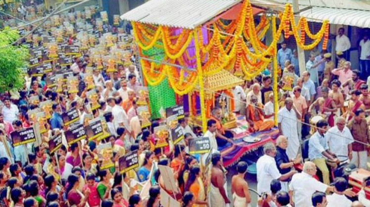 सबरीमाला मंदिर में महिलाओं के प्रवेश का विरोध-(फोटो-PTI)