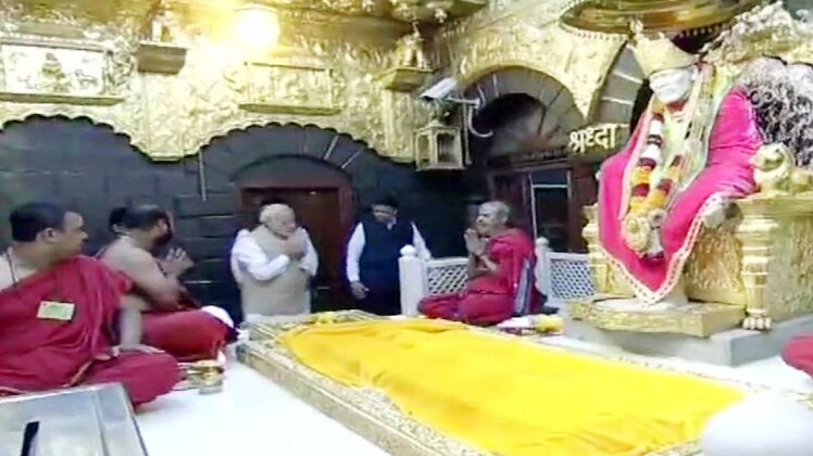 साईं के दरबार में पीएम मोदी