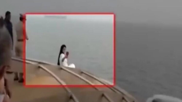 CM की पत्नी को 'समंदर वाली सेल्फी' पसंद