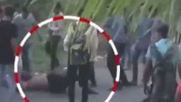 सूरत में जब गुस्साई भीड़ के बीच फंसा दारोगा