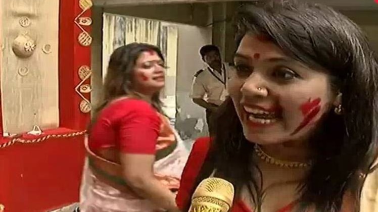 दुर्गा पूजा पर पश्चिम बंगाल में महिलाओं ने खेला सिंदूर