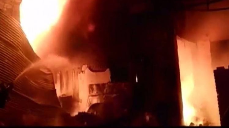 अमरोहा में शॉर्ट सर्किट से लगी आग, कारखाना जलकर हुआ राख!