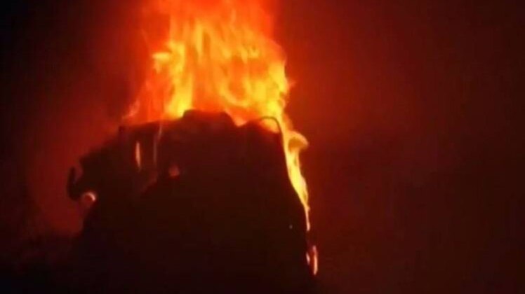 कुशीनगर: एक गोदाम में लगी आग, देखते ही देखते जलकर हुआ खाक