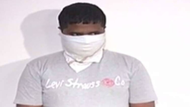 टिकटों की कालाबाजारी के लिए पकड़ा गया आरोपी (वीडियो ग्रैब)