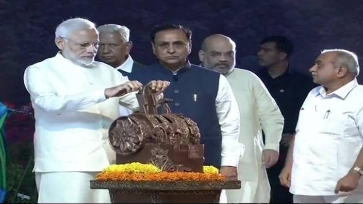 स्टैच्यू ऑफ यूनिटी का अनावरण करते हुए पीएम मोदी