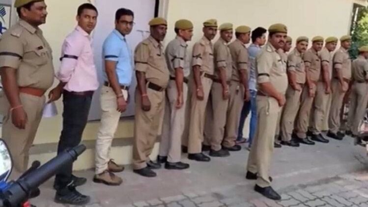काली पट्टी बांधकर ऑफिस पहुंचे यूपी पुलिस के सिपाही