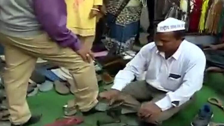 जूते पॉल‍िश करते हुए प्रत्याशी