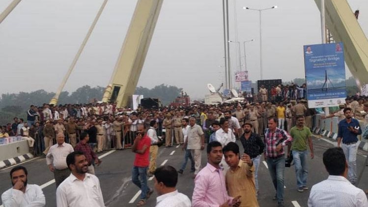 सिग्नेचर ब्रिज पर बीजेपी और AAP में संग्राम